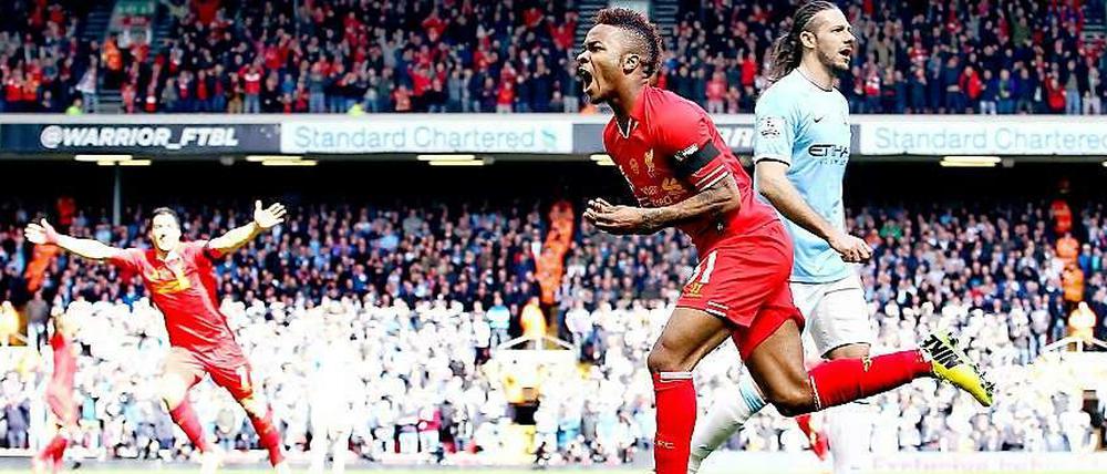 Anfield Roar: Raheem Sterling bejubelt seinen Treffer zum 1:0 für Liverpool. Manchesters Martin Demichelis wirkt genervt.