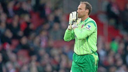 Da hilft nur noch beten: Cottbus' Torwart René Renno.