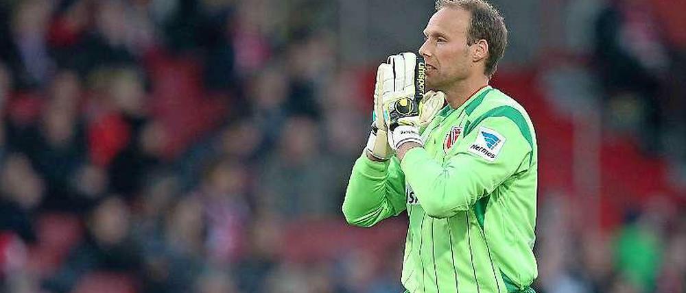 Da hilft nur noch beten: Cottbus' Torwart René Renno.