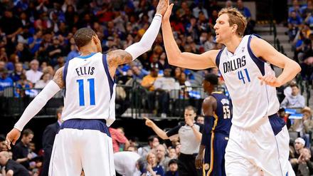 Und jetzt gegen die Top-Favoriten: Für Dirk Nowitzki (r.) und die Dallas Mavericks beginnen am 20. April die Playoffs.