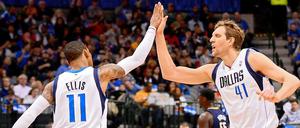 Und jetzt gegen die Top-Favoriten: Für Dirk Nowitzki (r.) und die Dallas Mavericks beginnen am 20. April die Playoffs.