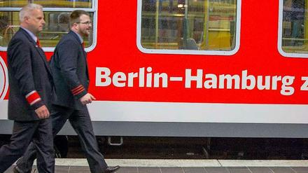 Wer sich die Hansestadt Hamburg nach der Lektüre dieses fröhlichen Städtevergleichs gleich mal anschauen will, kann dies jetzt auch ganz gemütlich im neuen Interregio-Express (IRE) der seit dem 14. April zwischen Berlin und Hamburg fährt. Nach Haltestationen in Stendal, Salzwedel, Uelzen und Lüneburg erreicht er nach drei Stunden und 22 Minuten den Hamburger Hauptbahnhof.