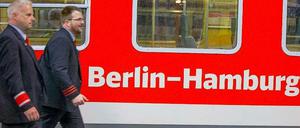 Wer sich die Hansestadt Hamburg nach der Lektüre dieses fröhlichen Städtevergleichs gleich mal anschauen will, kann dies jetzt auch ganz gemütlich im neuen Interregio-Express (IRE) der seit dem 14. April zwischen Berlin und Hamburg fährt. Nach Haltestationen in Stendal, Salzwedel, Uelzen und Lüneburg erreicht er nach drei Stunden und 22 Minuten den Hamburger Hauptbahnhof.