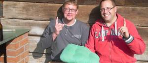 Charly und Dolf präsentieren den GBB auf einem grünen Samtkissen.