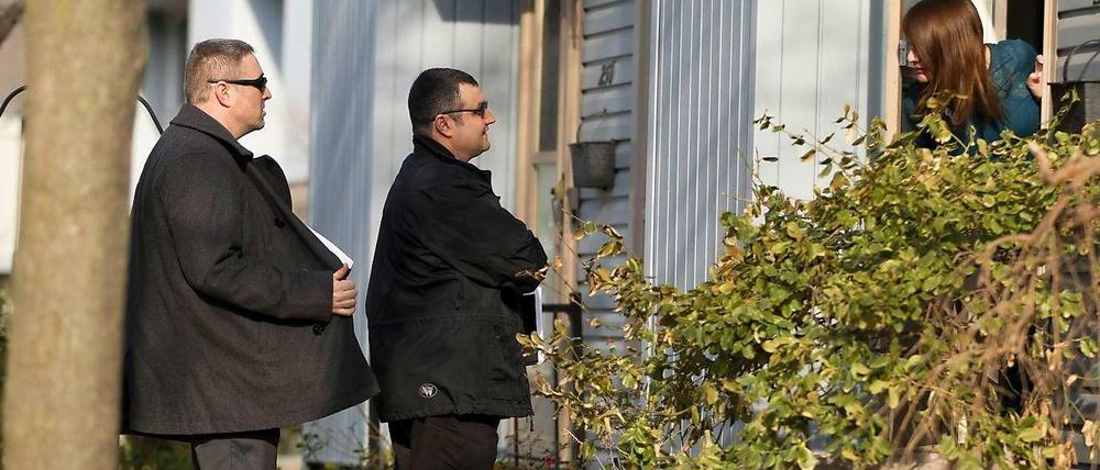 Männer der Royal Canadian Mounted Police (RCMP) ermitteln in der Nachbarschaft von London, in der Provinz Ontario. Hier wohnt der 19-Jährige, der wegen des Verdachts des Datendiebstahls im Zusammenhang mit der Sicherheitslücle Heartbleed festgenommen wurde. 