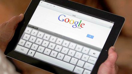 Google bekommt den Wandel seines Geschäfts zu spüren. Die Nutzung von Smartphones und Tablets nimmt rasant zu. Aber der Internet-Konzern erlöst hier pro Klick auf eine Werbeanzeige im Schnitt immer weniger.