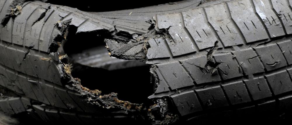 Autoreifen vor einer Holzwand in der Sprengkammer auf dem Sprengplatz der Bundesanstalt für Materialforschung und -prüfung.