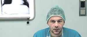 Herz und Gewissen. Nebojša (Nebojša Glogovac) war Augenzeuge, damals 1993. Jetzt soll er den Täter operieren.