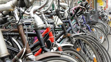 Genau hinsehen: Wer sich für ein gebrauchtes Fahrrad interessiert, sollte es unbedingt auf Unfallschäden untersuchen.