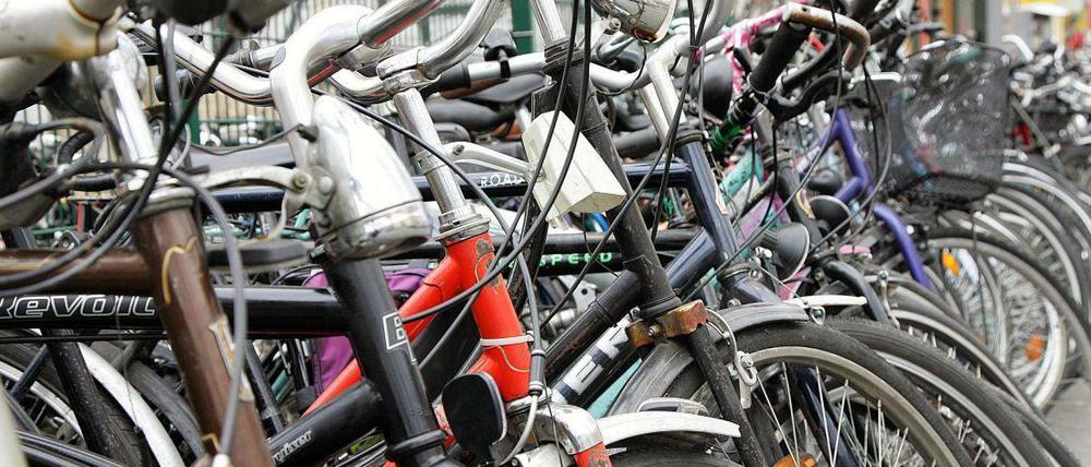 Genau hinsehen: Wer sich für ein gebrauchtes Fahrrad interessiert, sollte es unbedingt auf Unfallschäden untersuchen.