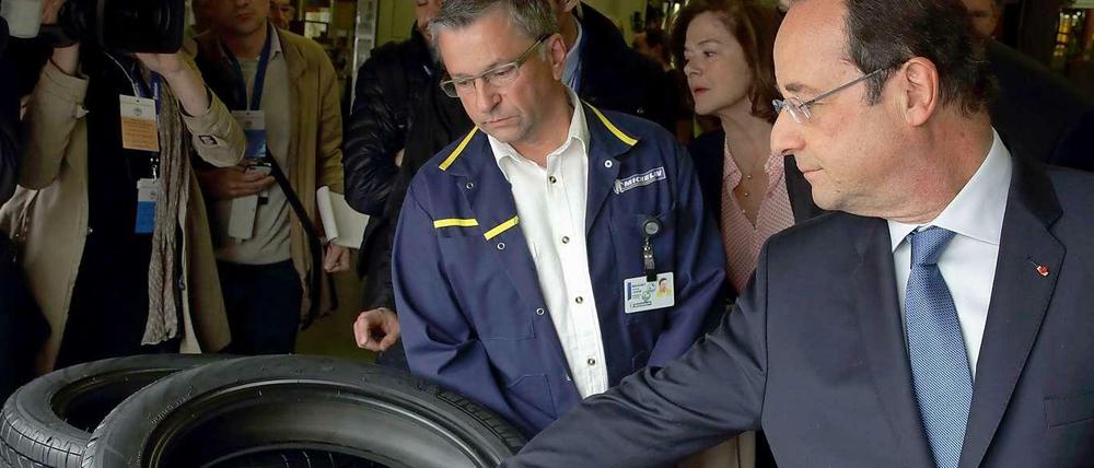 Staatschef Hollande besucht den Reifenhersteller Michelin.