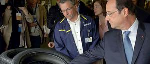 Staatschef Hollande besucht den Reifenhersteller Michelin.