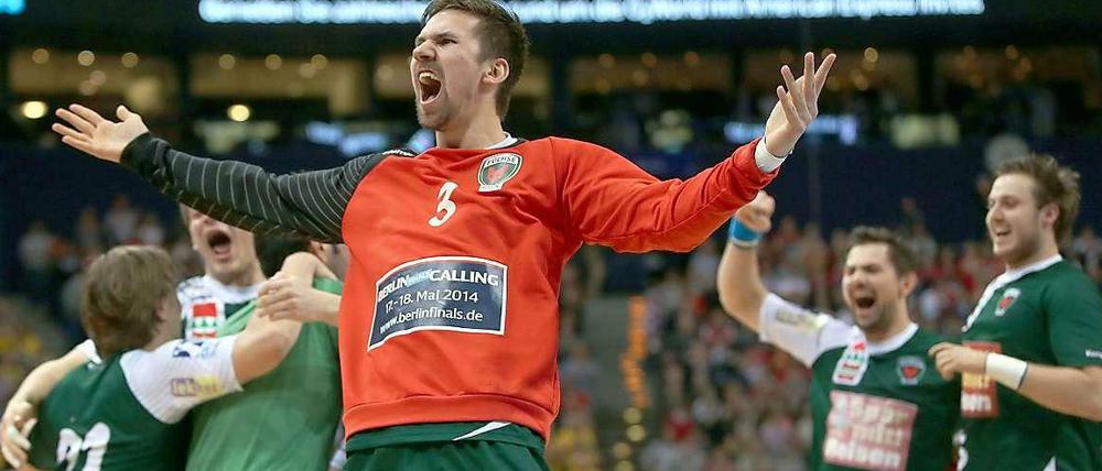 Wie wilde Füchse: Fabian Wiede (vorne) und Mannschaftskollegen feiern den ersten Titelgewinn für die Berliner Handballer.