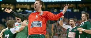 Wie wilde Füchse: Fabian Wiede (vorne) und Mannschaftskollegen feiern den ersten Titelgewinn für die Berliner Handballer. 