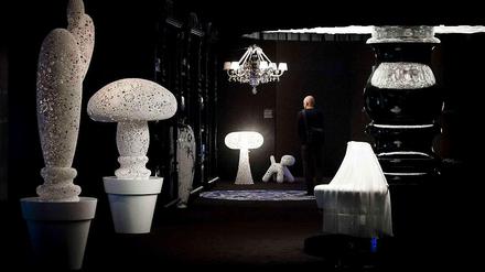 Wie Alice im Wunderland wandelt der Besucher in der schwarzen Zone Marcel Wanders'.