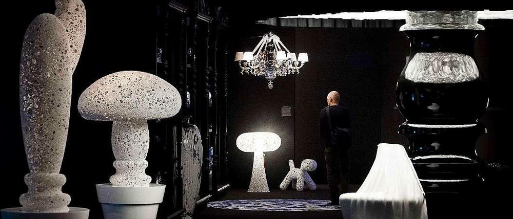 Wie Alice im Wunderland wandelt der Besucher in der schwarzen Zone Marcel Wanders'.