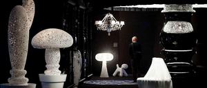 Wie Alice im Wunderland wandelt der Besucher in der schwarzen Zone Marcel Wanders'.