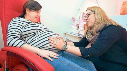 In guten Händen. Die individuelle Betreuung der werdenden Mutter verhilft zu einer entspannteren Geburt – auch im Krankenhaus. Einige Kliniken übernehmen sogar die Versicherungskosten für freiberufliche Hebammen.