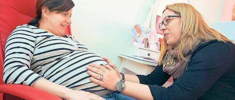 In guten Händen. Die individuelle Betreuung der werdenden Mutter verhilft zu einer entspannteren Geburt – auch im Krankenhaus. Einige Kliniken übernehmen sogar die Versicherungskosten für freiberufliche Hebammen.