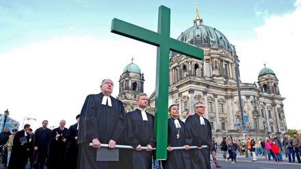 Das Kreuz tragen: Superintendent Bertold Höcker, Domprediger Michael Kösling, Generalsuperintendentin Ulrike Trautwein und Domprediger Thomas Müller (von links nach rechts).