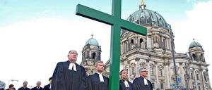 Das Kreuz tragen: Superintendent Bertold Höcker, Domprediger Michael Kösling, Generalsuperintendentin Ulrike Trautwein und Domprediger Thomas Müller (von links nach rechts).