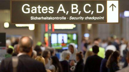 Ticket bereithalten. Die Fluggesellschaften meldeten in insgesamt 265 Fällen verdächtige Tickets an die Behörden, mit denen Passagiere einchecken wollten. Sie wurden dann mit den Datenbanken der Kreditkartenfirmen und der IATA sowie den Fahndungslisten von Interpol abgeglichen. In 23 Ländern wurden insgesamt 183 Personen festgenommen.
