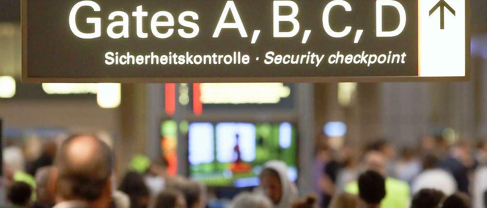 Ticket bereithalten. Die Fluggesellschaften meldeten in insgesamt 265 Fällen verdächtige Tickets an die Behörden, mit denen Passagiere einchecken wollten. Sie wurden dann mit den Datenbanken der Kreditkartenfirmen und der IATA sowie den Fahndungslisten von Interpol abgeglichen. In 23 Ländern wurden insgesamt 183 Personen festgenommen.
