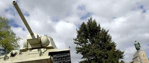 Touristenattraktion: Die Panzer am sowjetischen Ehrenmal in der Nähe des Brandenburger Tors.