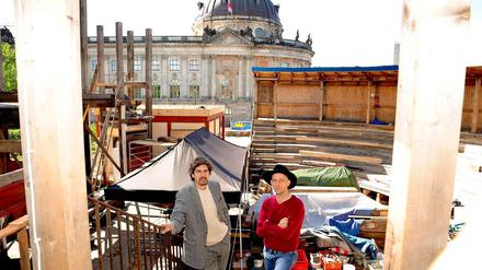 Gekommen, um zu bleiben. Christian Schulz (links) und David Regehr betreiben das Theater „Hexenkessel“ und die Strandbar in Mitte. 