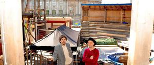 Gekommen, um zu bleiben. Christian Schulz (links) und David Regehr betreiben das Theater „Hexenkessel“ und die Strandbar in Mitte. 