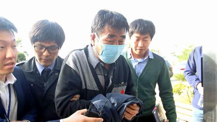 Der Kapitän der Unglücksfähre, Lee Jun-seok (zweiter von rechts), auf dem Weg zu den Ermittlern in der Hafenstadt Mokpo.