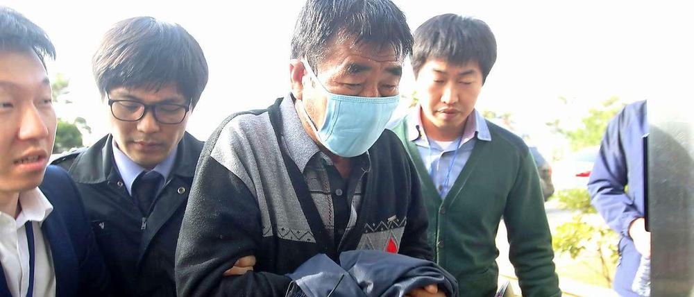 Der Kapitän der Unglücksfähre, Lee Jun-seok (zweiter von rechts), auf dem Weg zu den Ermittlern in der Hafenstadt Mokpo.