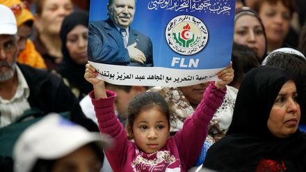 Mädchen mit Poster für Staatspräsident Bouteflika