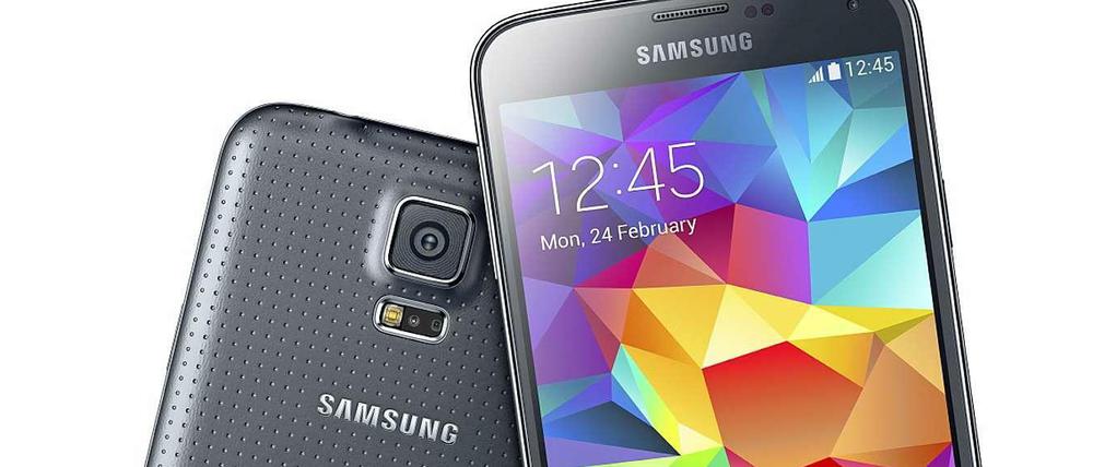 Das Samsung Galaxy S5 (645 Euro, 16 Gigabyte Speicher) sticht besonders mit seiner schnellen 16-Megapixel-Kamera, den Fitness-Funktionen und dem Energiespar-Management hervor.