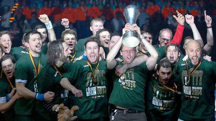 "Das ist der größte Erfolg der Vereinsgeschichte", sagt Präsident Frank Steffel nach dem Sieg im DHB-Pokal gegen Flensburg im Jahr 2014. Steffel wird nach der Schlusssirene ebenso ein paar Bierduschen ertragen müssen wie Trainer Dagur Sigurdsson, der auf diesem Bild den Pokal hochhält. "Dieses Spiel werden wir in unserem Verein nie vergessen", sagt der Isländer, "das ist ein historischer Tag." Wir zeigen Ihnen in unserer Bildergalerie weitere Höhepunkte der noch jungen Vereinsgeschichte der Füchse.