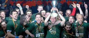 "Das ist der größte Erfolg der Vereinsgeschichte", sagt Präsident Frank Steffel nach dem Sieg im DHB-Pokal gegen Flensburg im Jahr 2014. Steffel wird nach der Schlusssirene ebenso ein paar Bierduschen ertragen müssen wie Trainer Dagur Sigurdsson, der auf diesem Bild den Pokal hochhält. "Dieses Spiel werden wir in unserem Verein nie vergessen", sagt der Isländer, "das ist ein historischer Tag." Wir zeigen Ihnen in unserer Bildergalerie weitere Höhepunkte der noch jungen Vereinsgeschichte der Füchse.