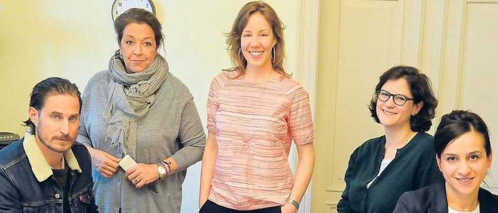 Das Festkomitee. Clemens Schick, Katrin Sandmann, Tessa Fanelsa, Signe Rossbach und Nesrin Thomsen (v.l.n.r.) engagieren sich bei Human Rights Watch. 