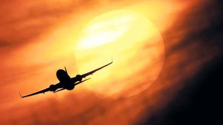 Wunder über den Wolken. Farbspektakel am Himmel können einen leicht verzaubern. Vielflieger allerdings schauen oft gar nicht mehr zum Fenster hinaus.