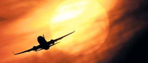 Wunder über den Wolken. Farbspektakel am Himmel können einen leicht verzaubern. Vielflieger allerdings schauen oft gar nicht mehr zum Fenster hinaus.