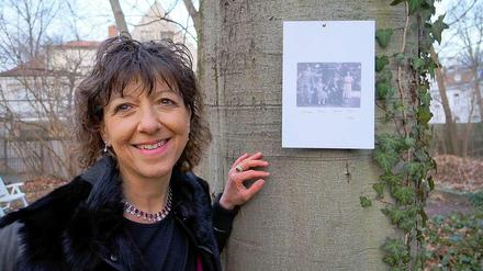 Gedenken. Barbara Gstaltmayr im Garten. Bei einer Veranstaltung zu Ehren der Familie Barasch zierten alte Fotos die Bäume.