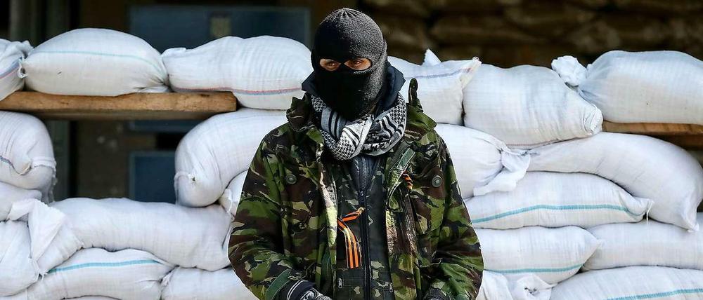 Ein pro-russischer Seperatist vor einem eingenommenen Gebäude in Slawjansk. 