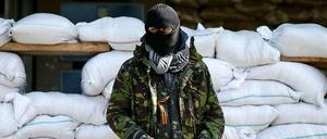 Ein pro-russischer Seperatist vor einem eingenommenen Gebäude in Slawjansk. 