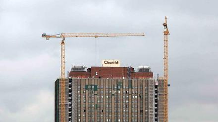 Der bekannte Charité-Bettenturm wird bis 2016 saniert. 