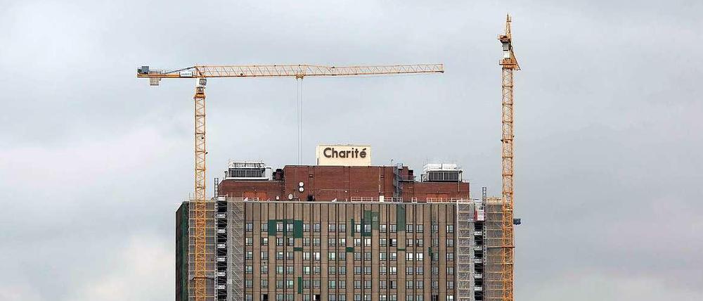 Der bekannte Charité-Bettenturm wird bis 2016 saniert.