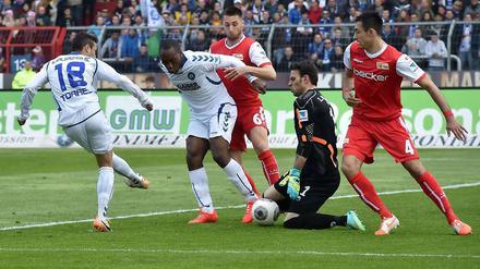 Wirkte nur selten sicher gegen die Karlsruher Angriffe: Die Abwehr von Union Berlin.
