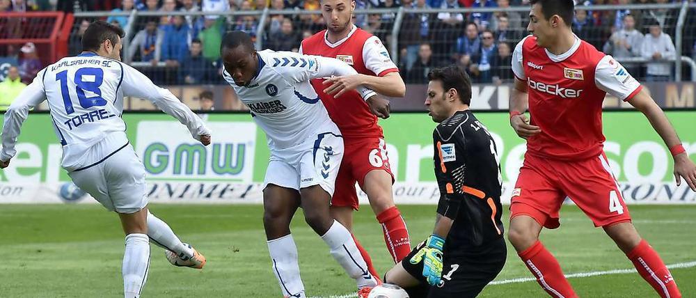 Wirkte nur selten sicher gegen die Karlsruher Angriffe: Die Abwehr von Union Berlin.