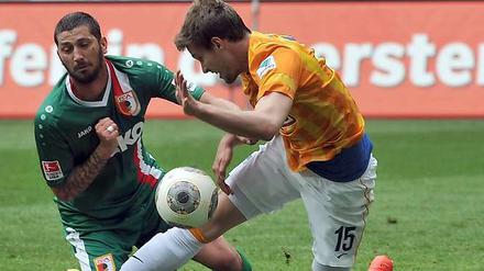 Beide Seiten glücklos: Sascha Mölders (li.) und Herthas Sebastian Langkamp verlieren den Ball aus den Augen.