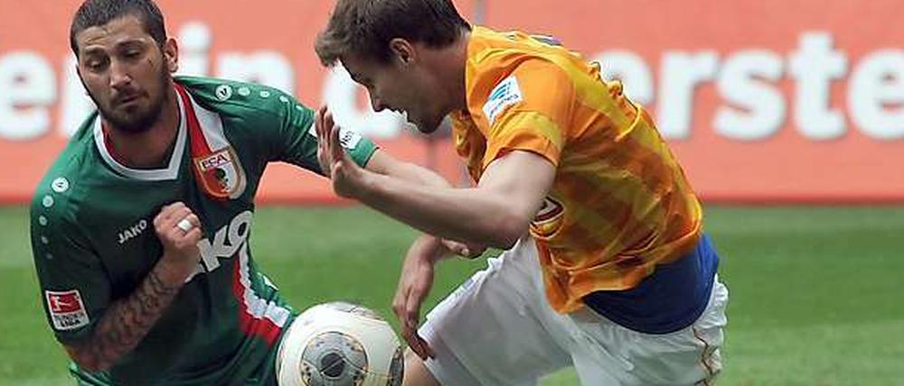 Beide Seiten glücklos: Sascha Mölders (li.) und Herthas Sebastian Langkamp verlieren den Ball aus den Augen.