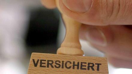 Sieben Lebensversicherer haben nach Angaben der Finanzaufsicht Bafin das Neugeschäft eingestellt. Doch das klingt dramatischer, als es ist. Bei der Bayerischen Beamtenversicherung sind die Lebensversicherungsverträge auf die Tochter Neue Bayerische Beamtenlebensversicherung übergegangen. Bei der Hamburger Leben hat die holländische Mutter Delta Lloyd beschlossen, den Vertrieb in Deutschland einzustellen und sich auf Holland zu konzentrieren. Und der Rückzug der Ergo-Tochter Victoria liegt bereits vier Jahre zurück.