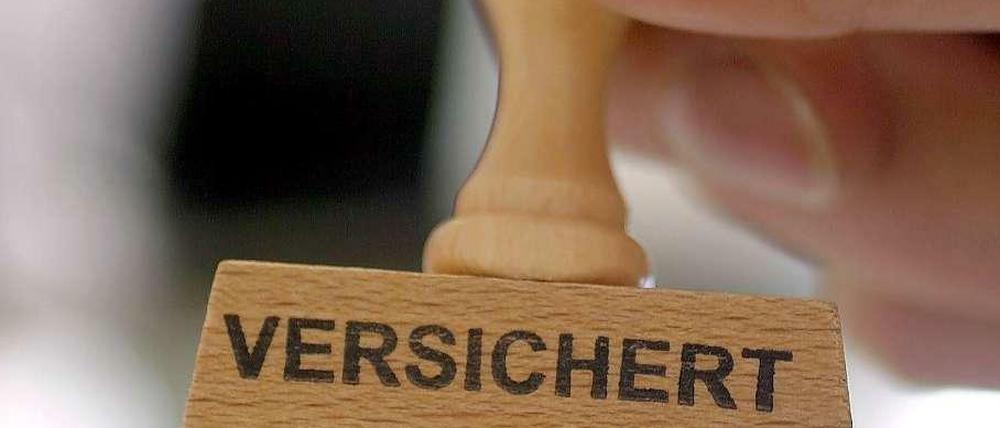 Sieben Lebensversicherer haben nach Angaben der Finanzaufsicht Bafin das Neugeschäft eingestellt. Doch das klingt dramatischer, als es ist. Bei der Bayerischen Beamtenversicherung sind die Lebensversicherungsverträge auf die Tochter Neue Bayerische Beamtenlebensversicherung übergegangen. Bei der Hamburger Leben hat die holländische Mutter Delta Lloyd beschlossen, den Vertrieb in Deutschland einzustellen und sich auf Holland zu konzentrieren. Und der Rückzug der Ergo-Tochter Victoria liegt bereits vier Jahre zurück.